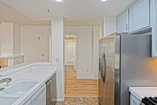 Foto del edificio - Bright & Airy, Recently Updated 3rd Floor Apartment in the Catalina Building Across from Central ...