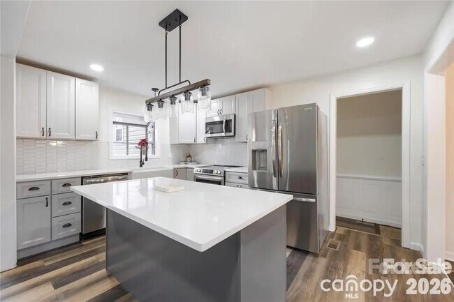 Building Photo - 203 Ewing Dr