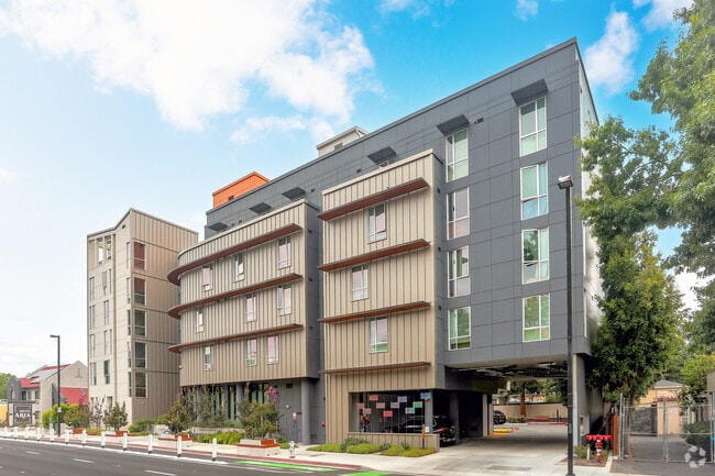 Building Photo - Luna Vista