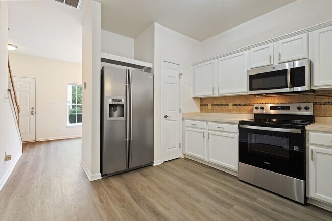 Foto del edificio - Lovely 2-Bedroom Townhome in the Heart of ...
