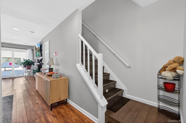 Building Photo - 12 Brook Dr