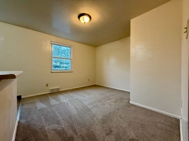 Foto del edificio - Stunning 2 BR Townhouse with Attached Garage! Central A/C & MORE!! CALL TODAY TO SCHEDULE A TOUR!