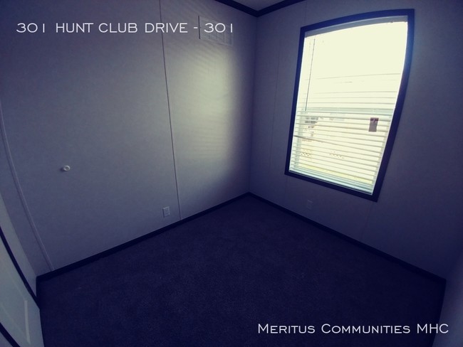 Building Photo - 301 Hunt Club Dr