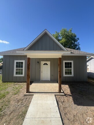 Building Photo - 809 SW Summit Ave