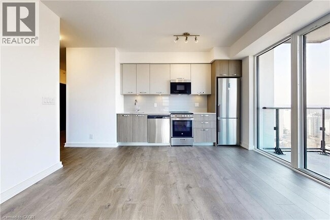 Building Photo - 75 James St S