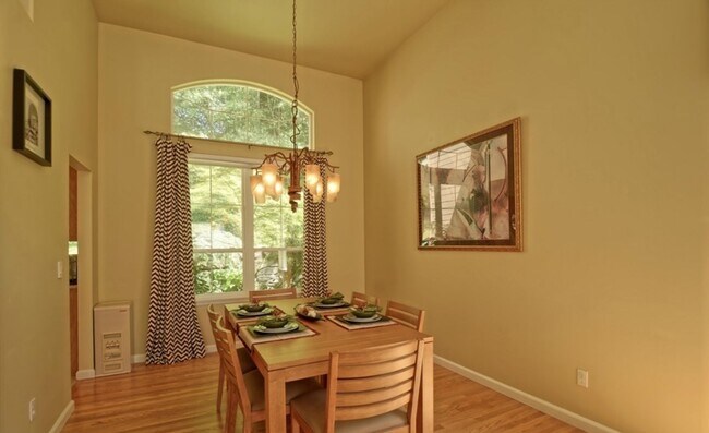 Foto del edificio - An Elegant impeccably maintained home with...
