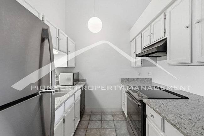 Building Photo - Spacious Condo with Washer/Dryer and Central AC