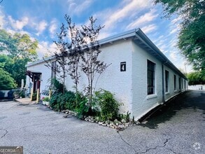 Building Photo - 585 White Cir