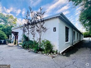 Building Photo - 585 White Cir