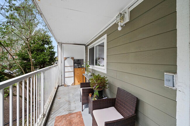 Building Photo - 308 Summit Ave E