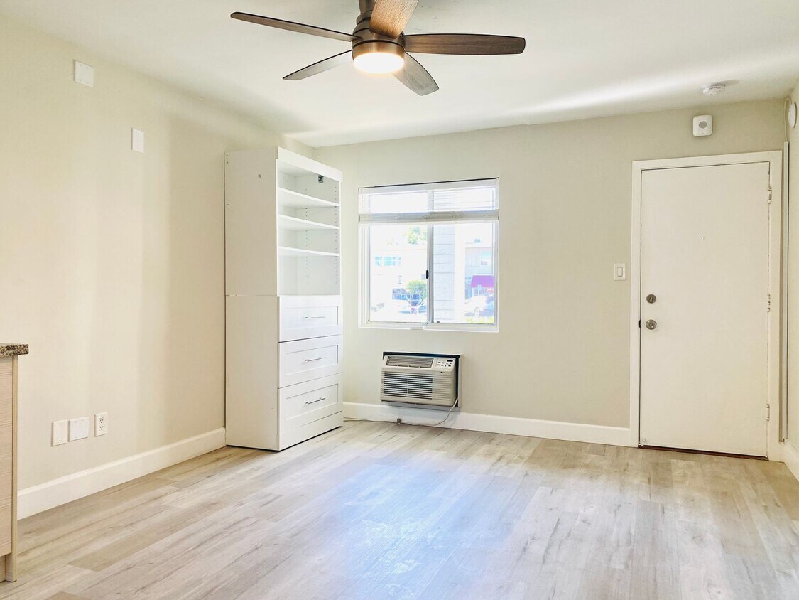 Foto principal - AVAILABLE NOW! LIVE IN THE HEART OF LA JOL...