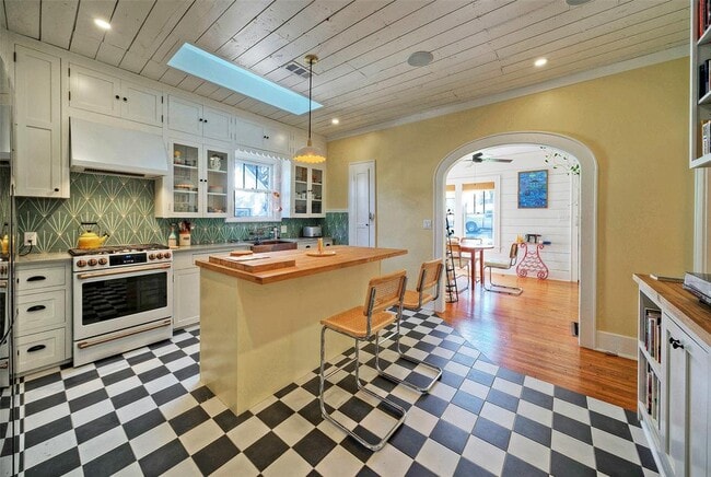 Building Photo - 1704 Alameda Dr