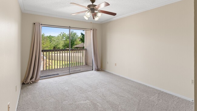 Building Photo - 2 Bedroom Upstairs Condo - Community Pool