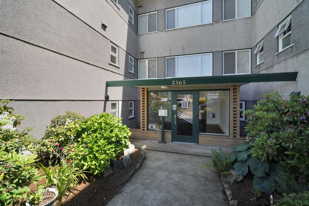 The Seacrest Apartments Apartments 2565 Beach Dr Victoria, BC