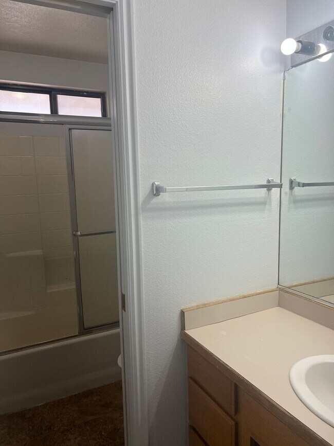 Foto del edificio - Freshly updated 3 bedroom 2 bathroom apartment in St George!