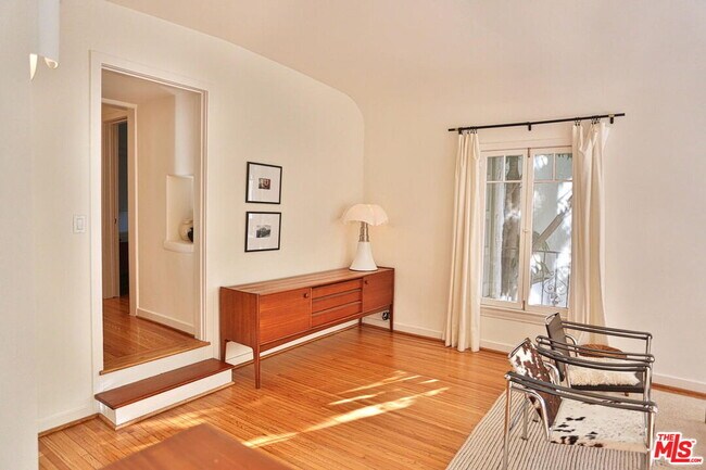 Foto del edificio - 2256 Silver Ridge Ave