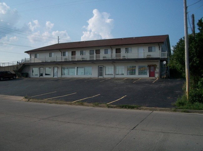 Building Photo - 825 S Bishop Ave