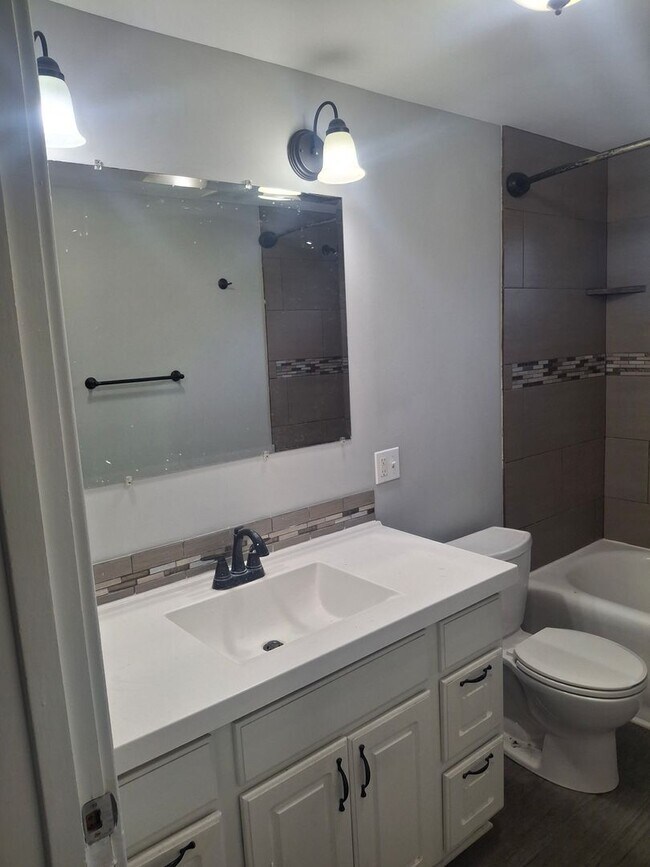 Foto del edificio - Four bedroom house for rent