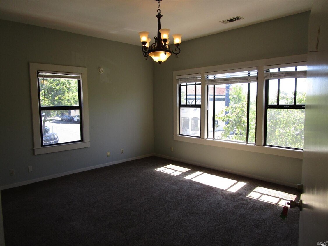 Primary Photo - 106 W G St