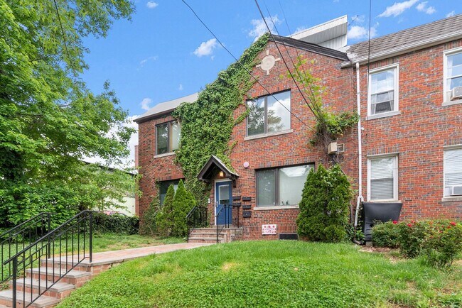 Foto del edificio - Modern 2B/2B with Parking | Minutes to Brookland Metro, Catholic University, MedStar & Children’s...