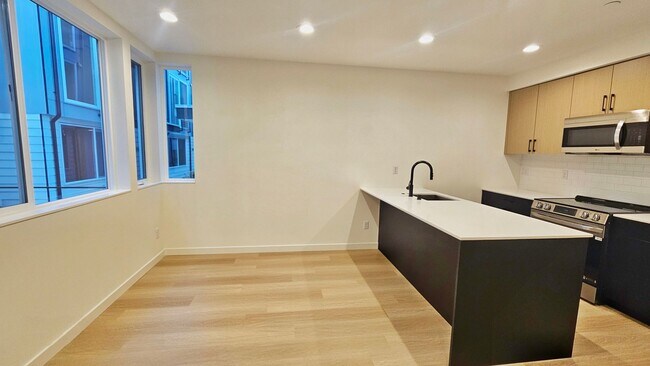 Foto del edificio - Brand New 2 Bed 2 Bath Townhome in North B...