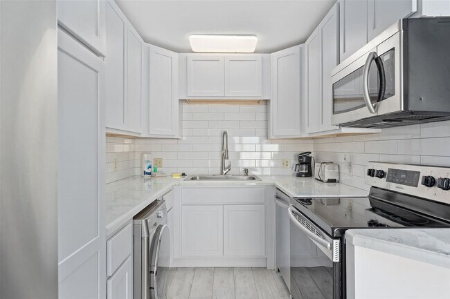 Foto del edificio - 8743 Thomas Dr