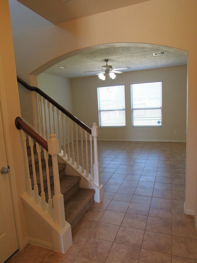 Building Photo - Spacious, Modern and Conveniently Located ...