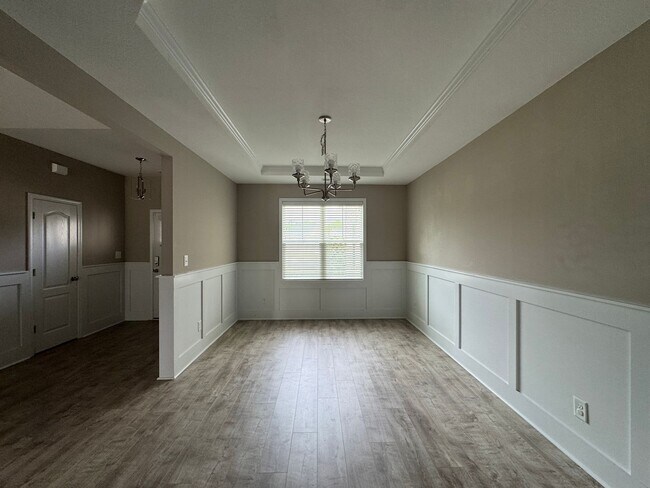 Foto del edificio - Spacious 4 Bed 3 Bath Home with Fenced Yard