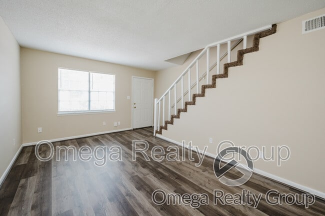 Building Photo - 425 Oakwood Ave