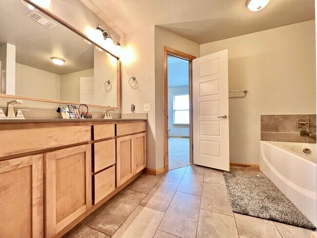 Foto del edificio - ?4 Bedroom Home plus Study Room! Yukon Sch...