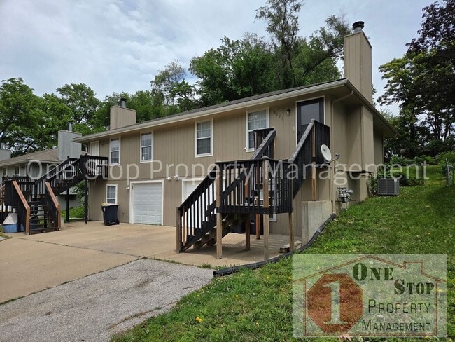 Building Photo - 3 Bedroom 1.5 Bathroom Duplex with 1 car garage in North Kansas City