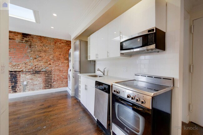 Building Photo - 522 E 5th St