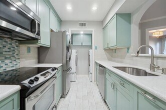 Building Photo - 16301 Ledgemont Ln