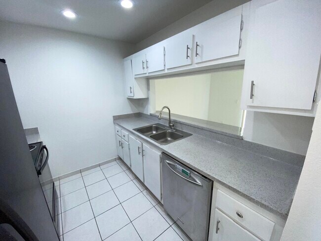 Foto del edificio - 5140 Elmhurst Rd
