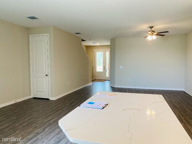 Foto del edificio - 2 br, 2.5 bath Townhome - Cay Spruce Way