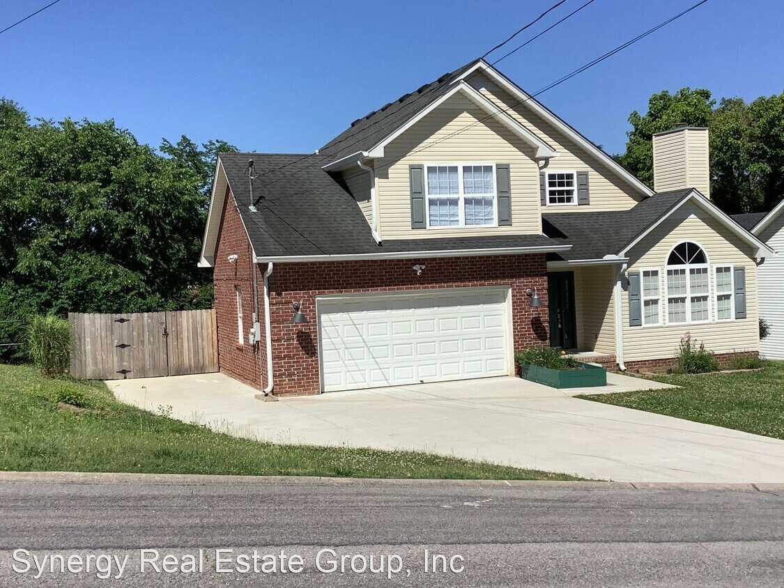 4 br, 3 bath House 3221 East Lake Drive House for Rent in Nashville