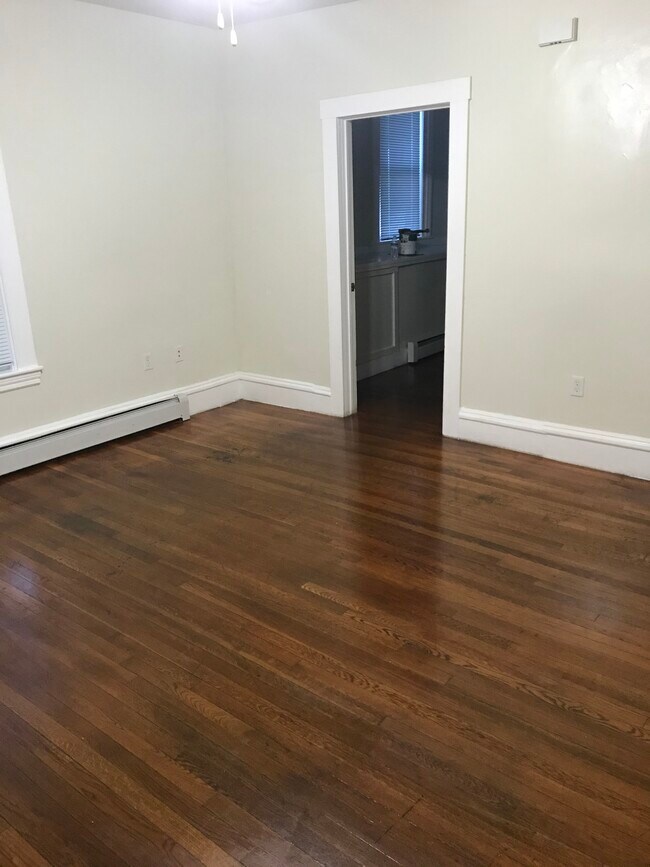 La sala de estar es buena para una mesa para dos, un sofá para dos y un escritorio en la misma habitación. - 33 White St