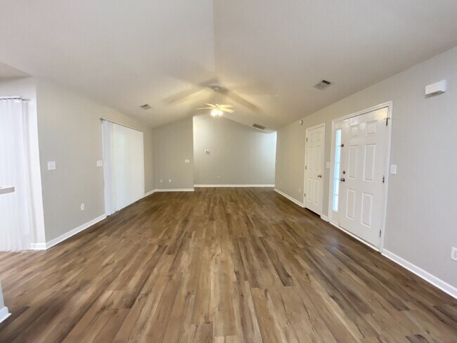 Foto del edificio - Home in Woodbridge With a Screened Porch and Private Backyard!