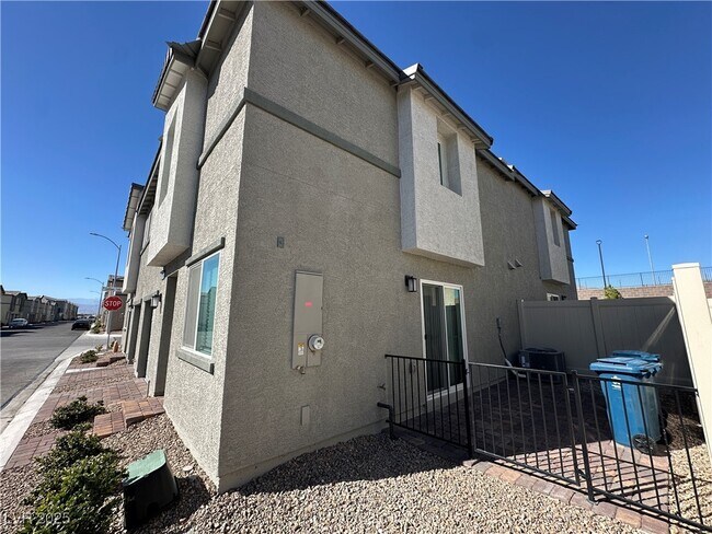 Foto del edificio - 2834 Champagne Gold Ave