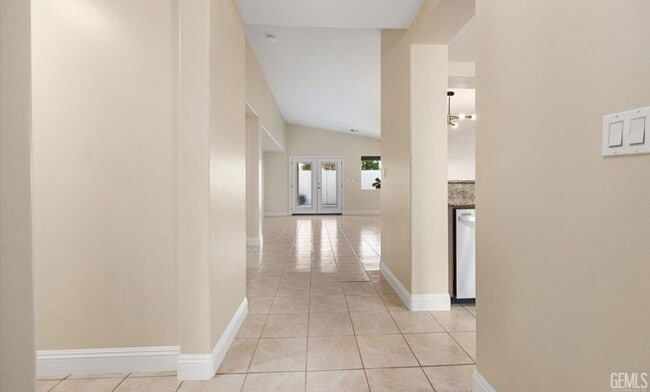 Building Photo - Beautiful Home in the Gated Community of G...