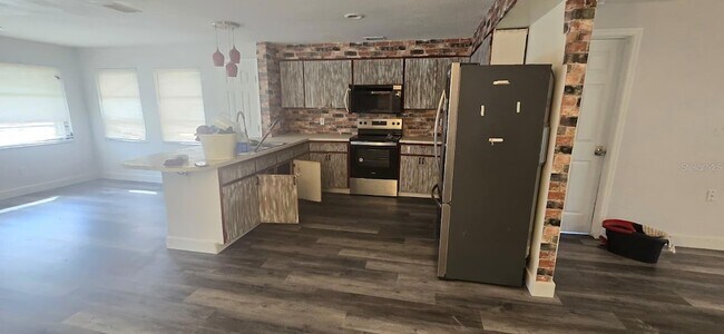 Building Photo - 1174 Victoria Ave