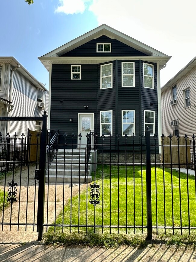 Building Photo - 2233 N Lawler Ave