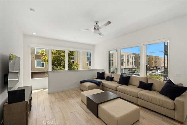 Building Photo - 765 Doheny Way