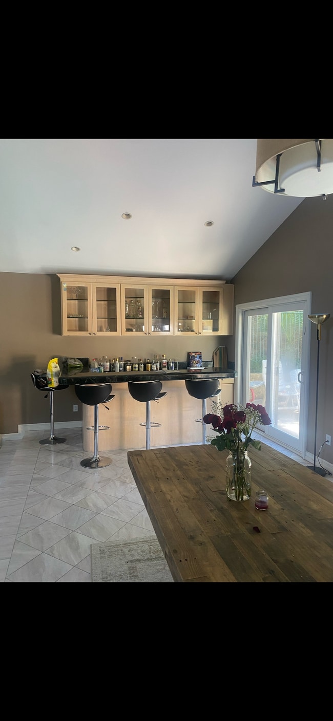 Área de comedor/bar - 9640 Royalton Dr