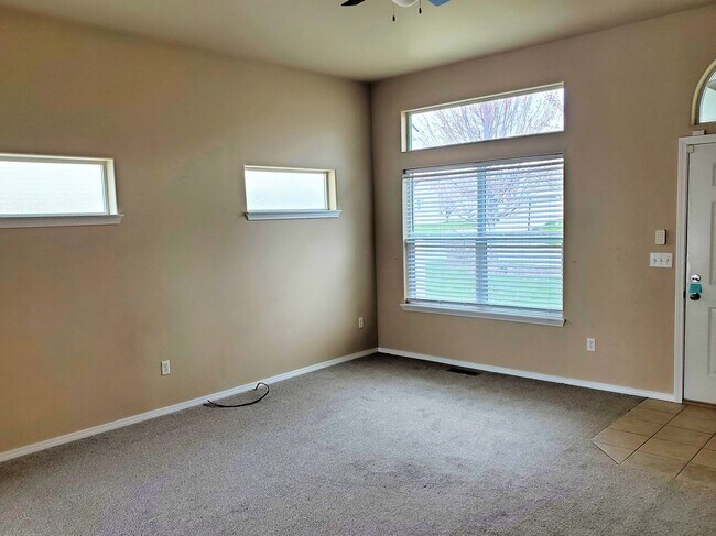 Building Photo - Bright and Welcoming 3 BR/2 BA Five Mile R...