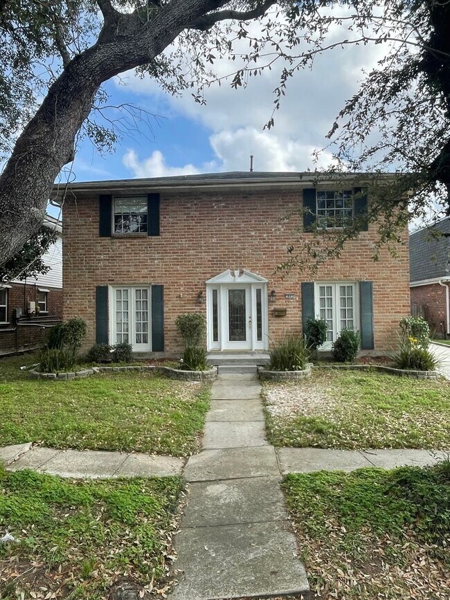 Foto del edificio - Spacious 4BD Home in Metairie, with Driveway and HUGE Fenced in Backyard