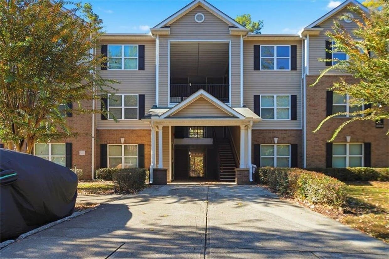 Charming 3-Bedroom Condo in Fairington Village - Charming 3-Bedroom Condo in Fairington Village