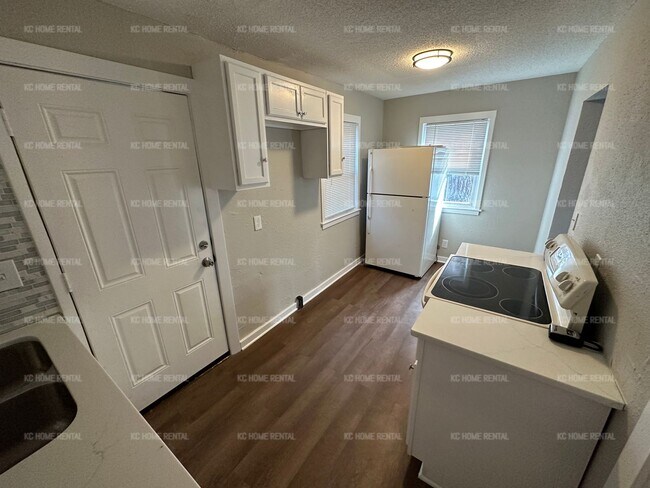 Building Photo - Updated 2 bed 1.5 bath in KCMO!