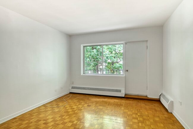 Building Photo - 2400 Av. Van Horne