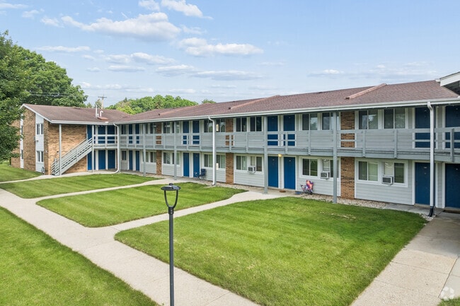 Courtyard - Orchard Courts Apartments